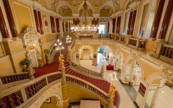 Mahenovo divadlo - schodiště a foyer